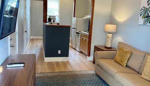 L4 Deluxe 1 bedroom Apartment, 1 Queen bed, Annex Building, 2nd Floor Stair Access