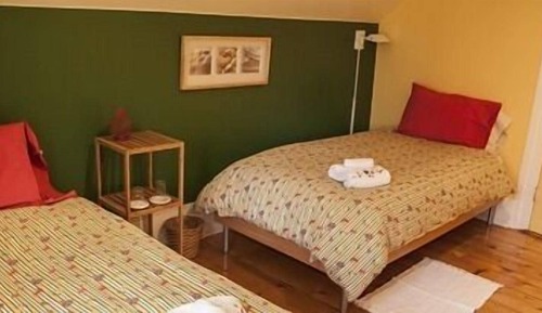 Classic Room, 2 Twin Beds, Shared Bathroom
