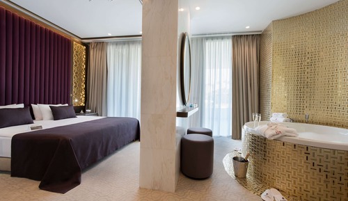 Honeymoon Suite, 1 King Bed, Non Smoking, City View