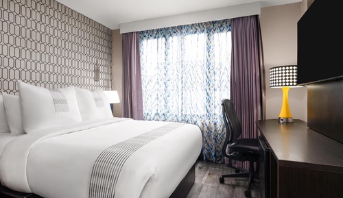 Standard Room, 1 Queen Bed, Non Smoking (Shower Only, with chair/ottoman)