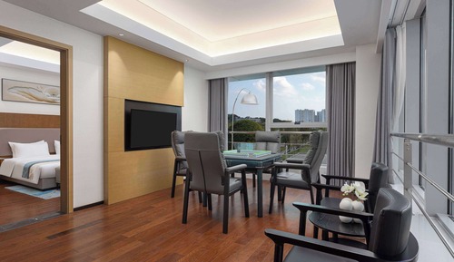 Suite, 1 King Bed, Smoking (Mahjong)