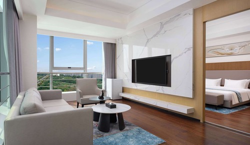 Superior Suite, 1 King Bed, Non Smoking, Lake View