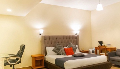 Junior Studio Suite, 1 King Bed, Garden View
