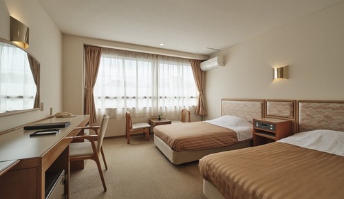 Twin Room, Smoking