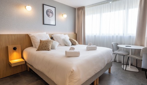 Standard Studio, 1 Queen Bed, Roll-in Shower, Kitchenette