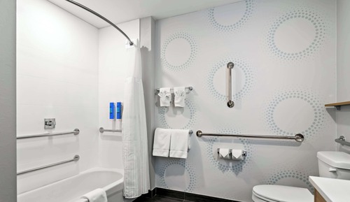 Room, 2 Queen Beds, Accessible, Bathtub