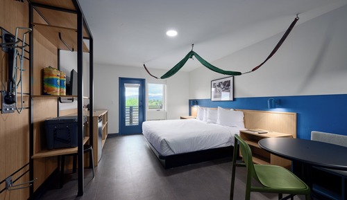Standard Room, 1 King Bed, Balcony, Mountain View