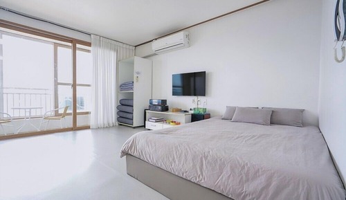 Room (Room 203)