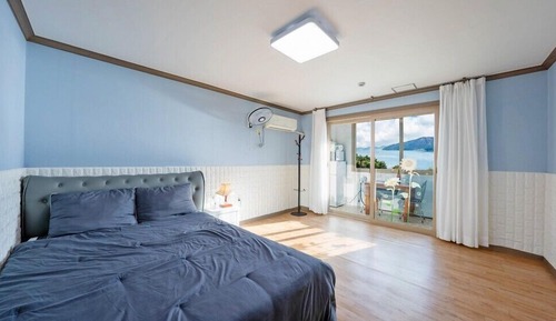 Room (102)