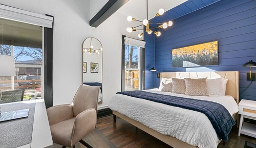 House, Multiple Beds, Hot Tub (212 W Myrtle St.)