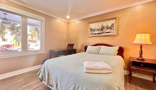 Deluxe Room, 1 Queen Bed, Private Bathroom