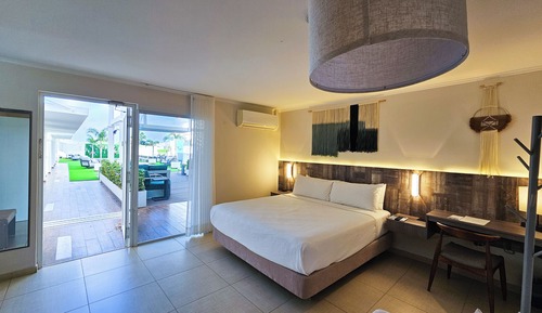 Standard Room, 1 King Bed, Non Smoking, Pool View