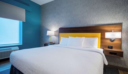Suite, 1 King Bed, Accessible (Hearing)
