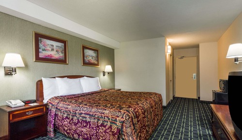 Standard Room, 1 King Bed, NonSmoking 