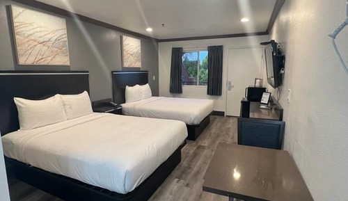 Basic Room, 2 Queen Beds, Accessible