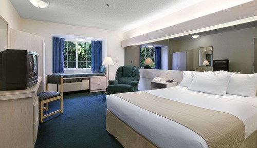 Studio Suite, 1 Queen Bed, Accessible, Non Smoking (Mobility/Hearing Impaired)