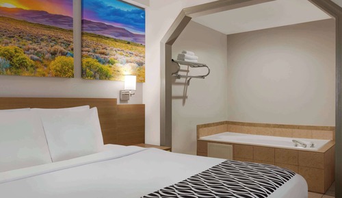Suite, 1 King Bed, Jetted Tub, Smoking