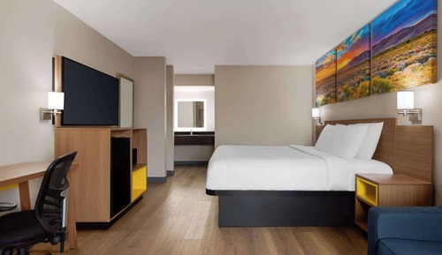 Room, 1 King Bed, Smoking