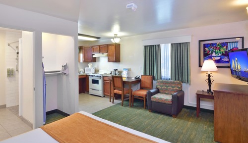 Single Queen Room, Accessible w/ Kitchen