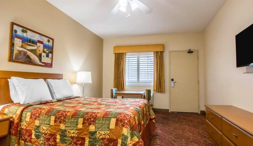 Standard Room, 1 Queen Bed, Non Smoking