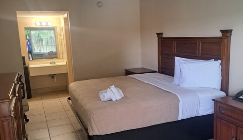 Deluxe Room, 1 King Bed, Pool View