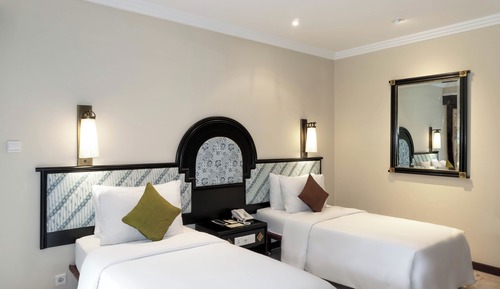 Deluxe Room, 2 Twin Beds, Partial Sea View