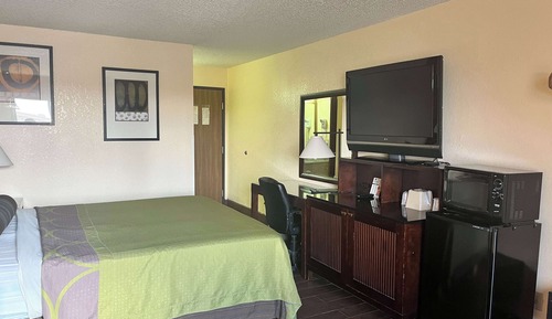 Deluxe Room, 1 Queen Bed, Non Smoking, Refrigerator & Microwave