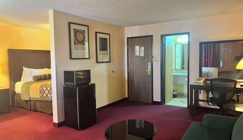 Deluxe Suite, 1 Queen Bed, Non Smoking, Refrigerator & Microwave
