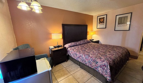 Deluxe Room, 1 King Bed, Non Smoking, Refrigerator & Microwave