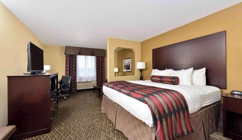Suite, 1 King Bed, Accessible, Non Smoking (Mobility, Tub w/ Grab Bar)