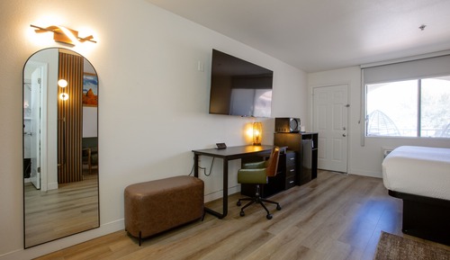 Deluxe Room, 1 King Bed, Patio, Mountain View
