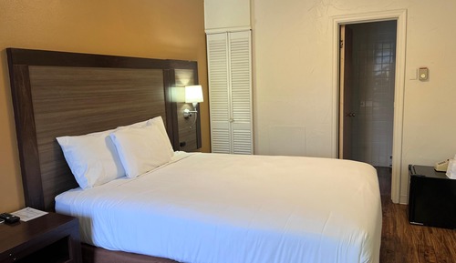 Standard Room, 1 Queen Bed