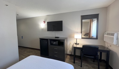 Room, 1 Queen Bed, Non Smoking, Ground Floor (Mobility, Hearing)