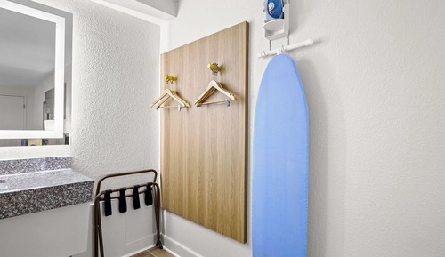 Room, 1 King Bed, Accessible, Smoking