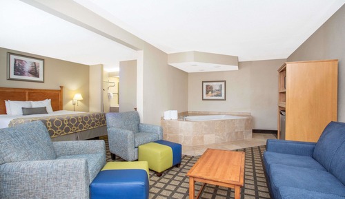 Suite, 1 King Bed with Sofa bed, Jetted Tub
