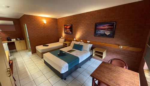 Deluxe Double or Twin Studio