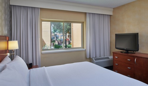 Suite, 1 Bedroom, Courtyard View (Hearing Accessible)