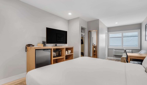 Standard Room, 1 King Bed, Non Smoking, Refrigerator & Microwave
