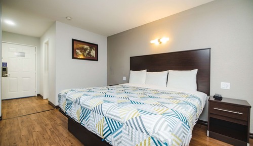 Deluxe Room, 1 King Bed, Non Smoking, Kitchenette