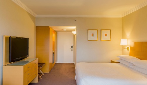 Classic Room, 1 King Bed, Non Smoking, Pool Access