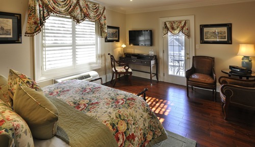 Deluxe Room, 1 Queen Bed, Non Smoking