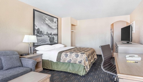  Jacuzzi room, 1 king bed, sitting area, fridge, microwave, non smoking