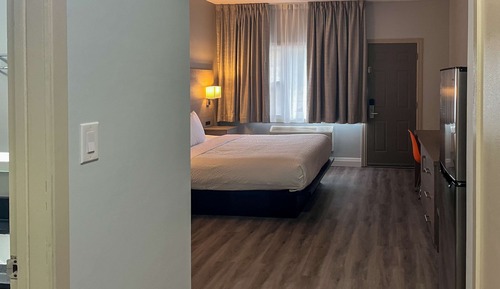 Deluxe Suite, 1 King Bed, Non Smoking, Kitchenette