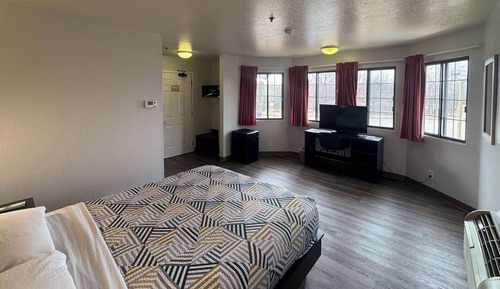 Deluxe Room, 1 King Bed, Non Smoking, Refrigerator