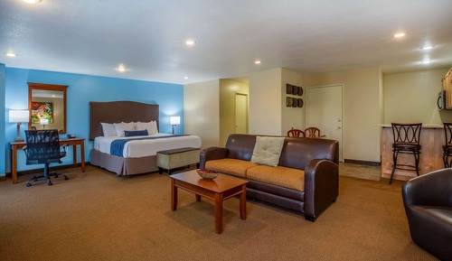 Suite, 1 King Bed, Non Smoking, River View (Not pet friendly)