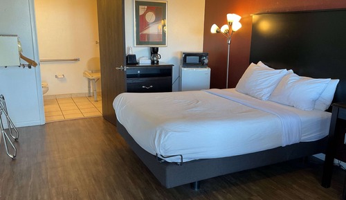 Room, 1 Queen Bed, Mobility Accessible, Non Smoking (First Floor, Bathtub w/Grab Bars)