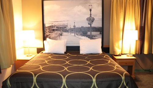 Room, 1 King Bed, Bathtub Grab Bars, Non Smoking
