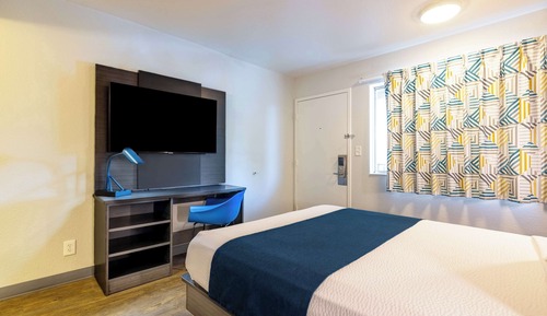 Deluxe Room, 1 Queen Bed, Non Smoking, Refrigerator & Microwave