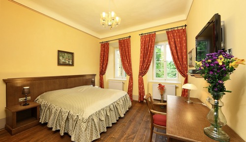 Deluxe Room, Bathtub (Castle View)