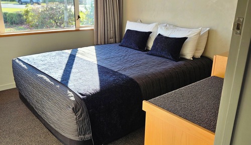 Standard Suite, 1 Queen Bed, Garden View